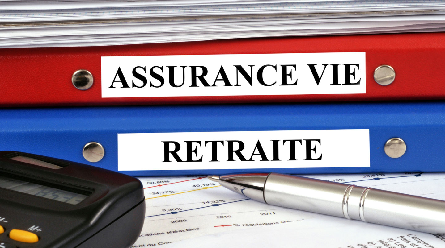 Deux pièces de puzzle bleue et rouge s'emboîtant pour former un carré, symbolisant la complémentarité du PER et de l'assurance vie.