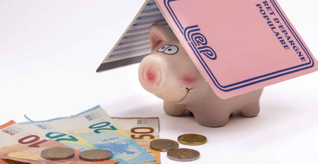 Relevé bancaire d'un livret d'épargne populaire montrant l'évolution des intérêts capitalisés avec une calculatrice Relevé bancaire d'un livret d'épargne populaire montrant l'évolution des intérêts capitalisés avec une calculatrice